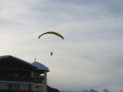 110-1090x img
... Paraglider über dem Gelände der Skischule ...