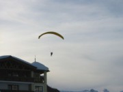110-1090x img
... Paraglider �ber dem Gel�nde der Skischule ...