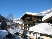 115-1526 IMG ... Blick vom Balkon der Pension Wolfgang auf den Zw�lferkogel